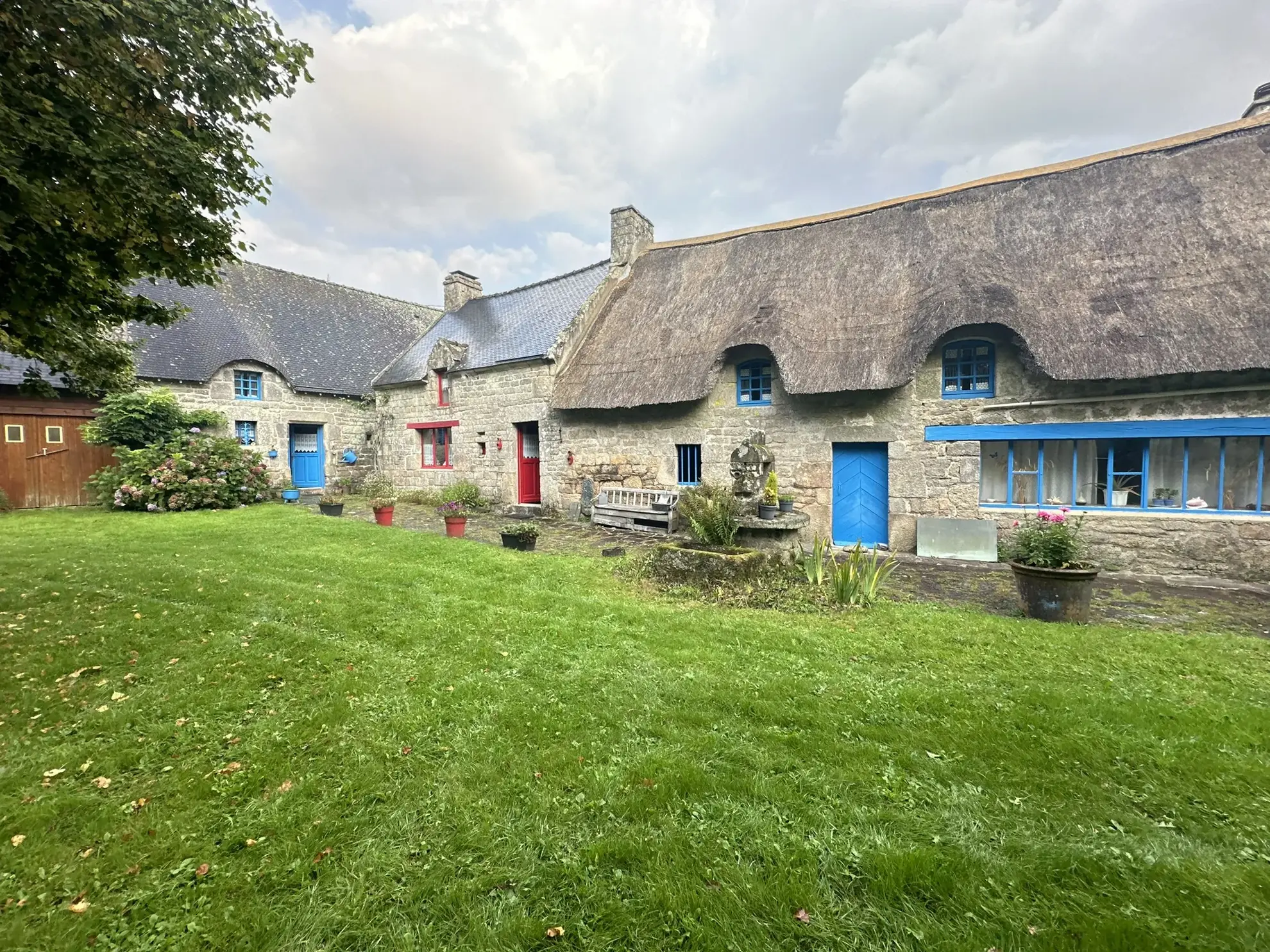 Ensemble immobilier de caractère à Quistinic avec potentiel et terrain spacieux 