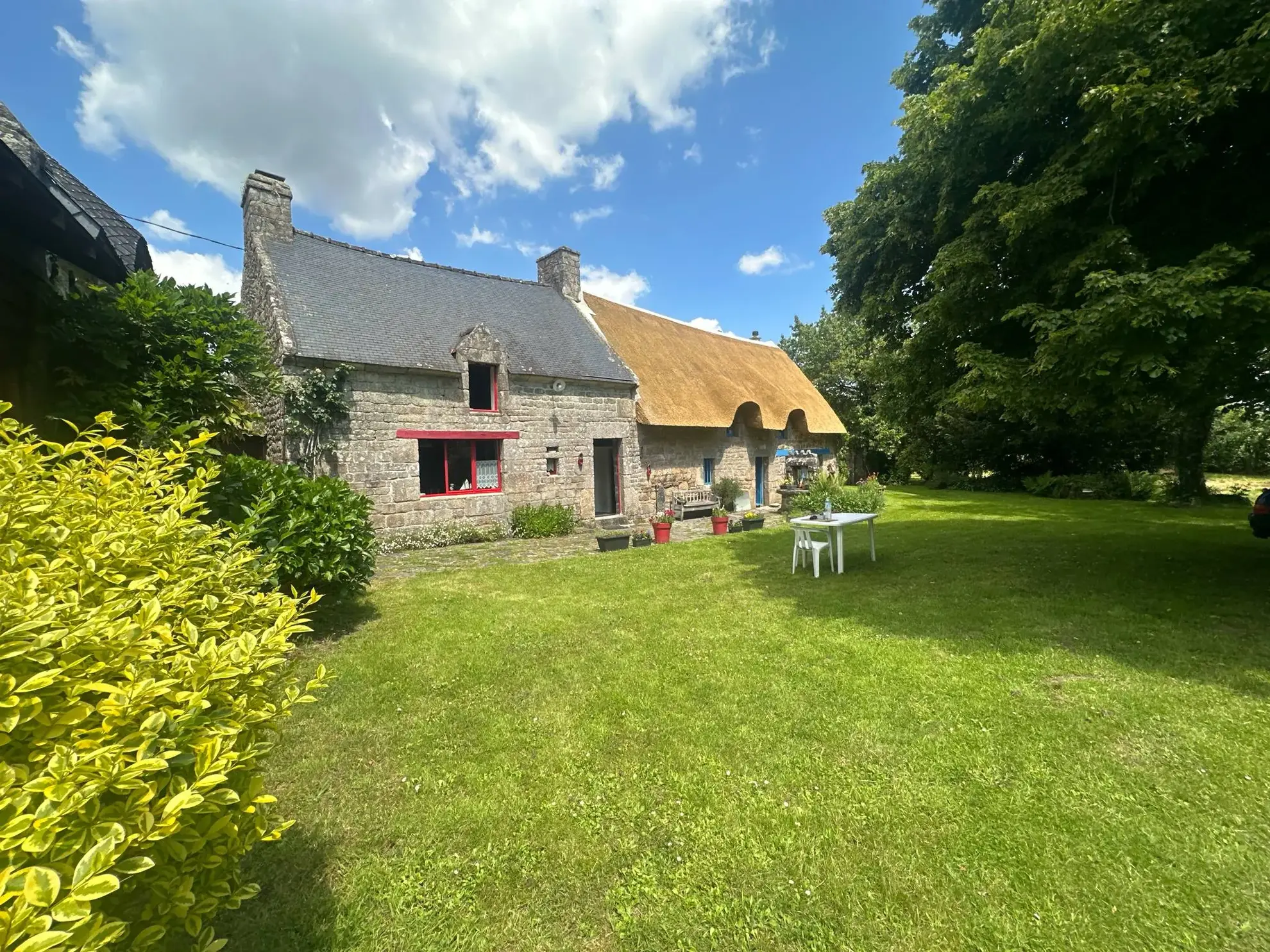 Ensemble immobilier de caractère à Quistinic avec potentiel et terrain spacieux 