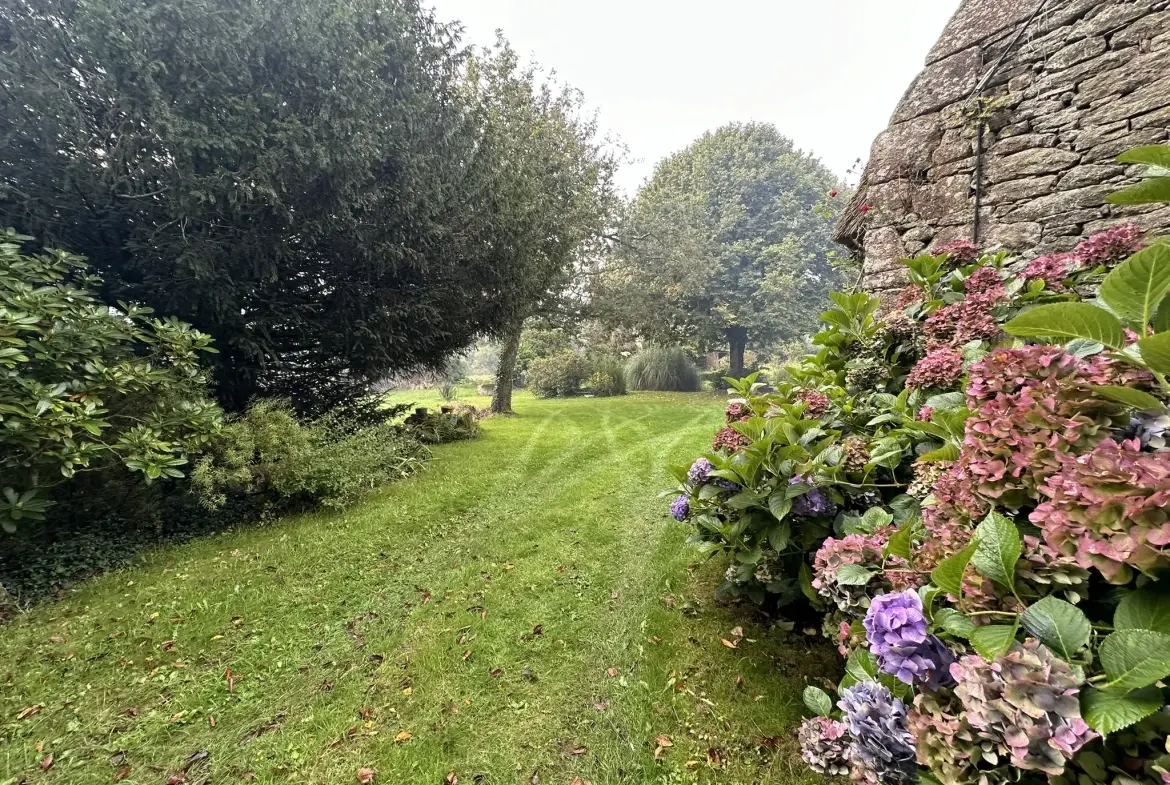 Ensemble immobilier de caractère à Quistinic avec potentiel et terrain spacieux 