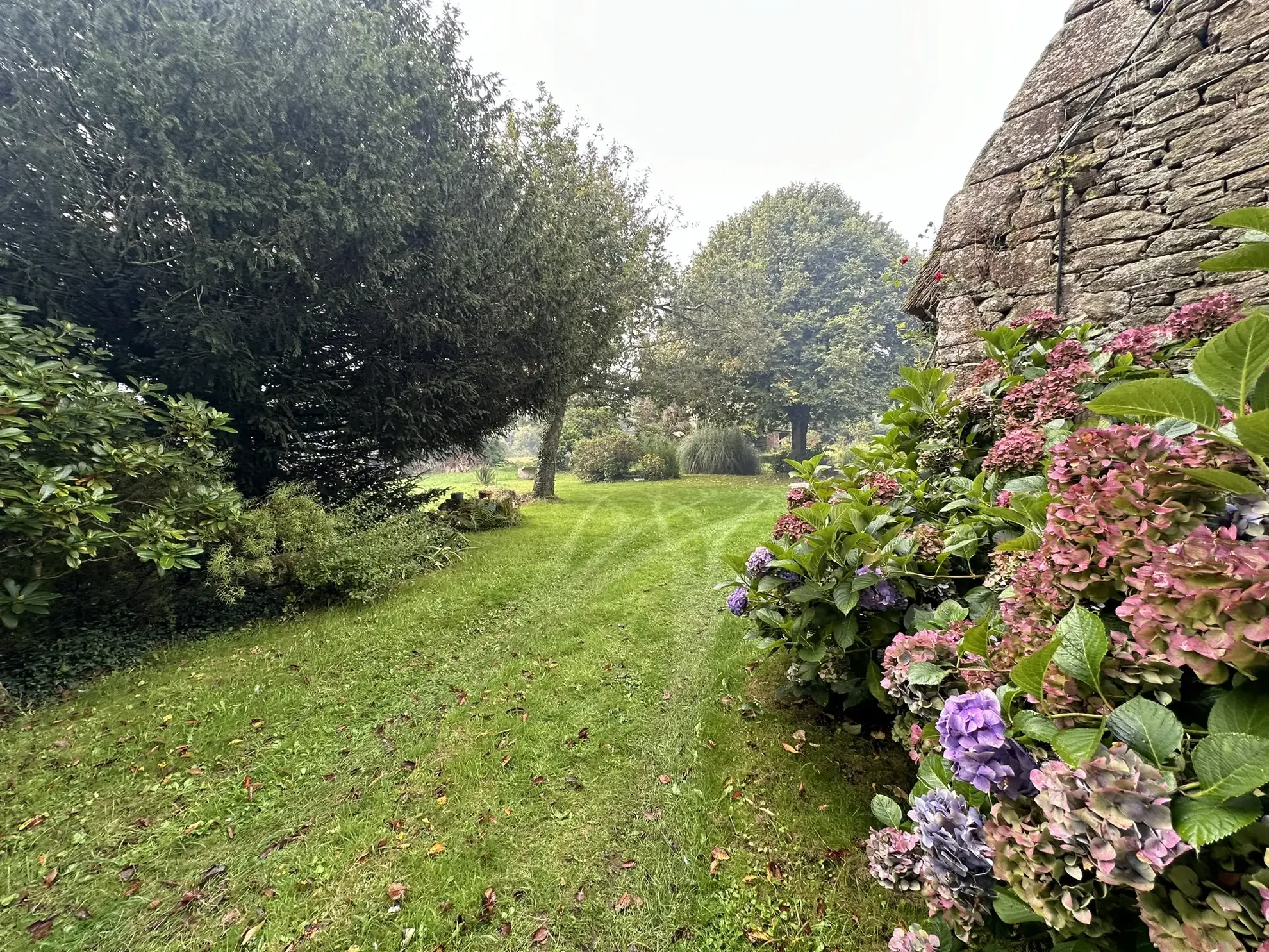 Ensemble immobilier de caractère à Quistinic avec potentiel et terrain spacieux 