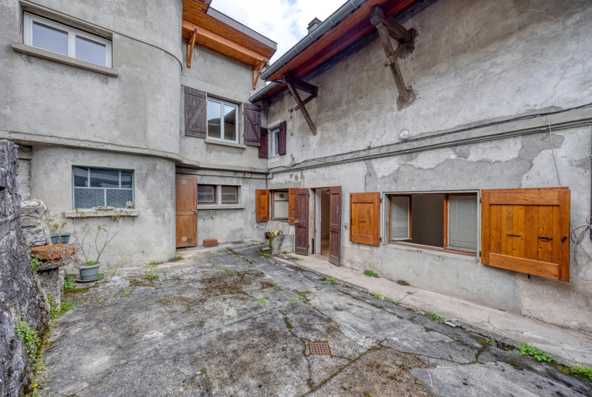Maison de village à Biviers (38) avec potentiel immobilier sur 264m² 