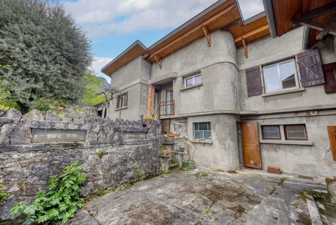 Maison de village à Biviers (38) avec potentiel immobilier sur 264m² 
