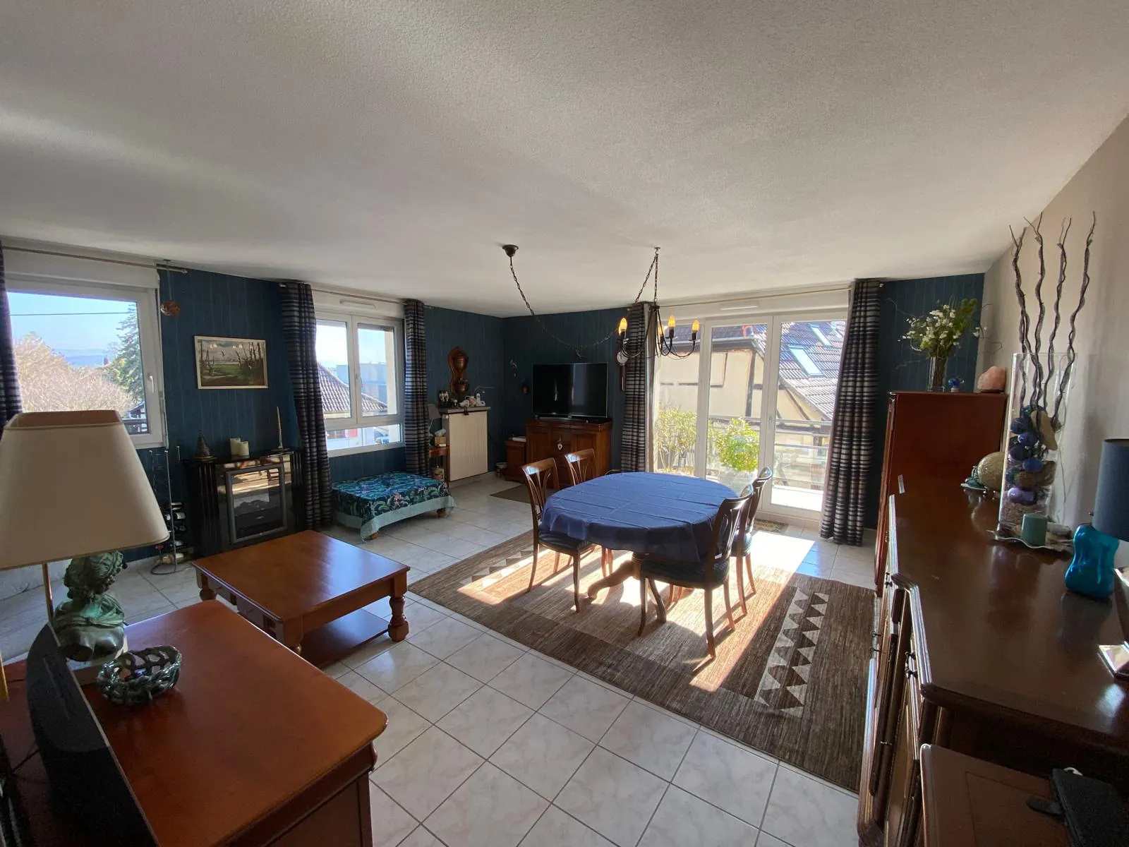 Appartement lumineux de 114 m² avec terrasse, garage et caves à Bartenheim 