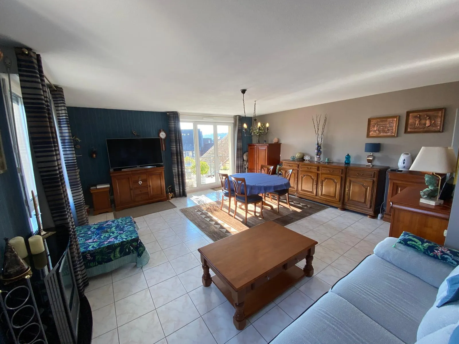 Appartement lumineux de 114 m² avec terrasse, garage et caves à Bartenheim 