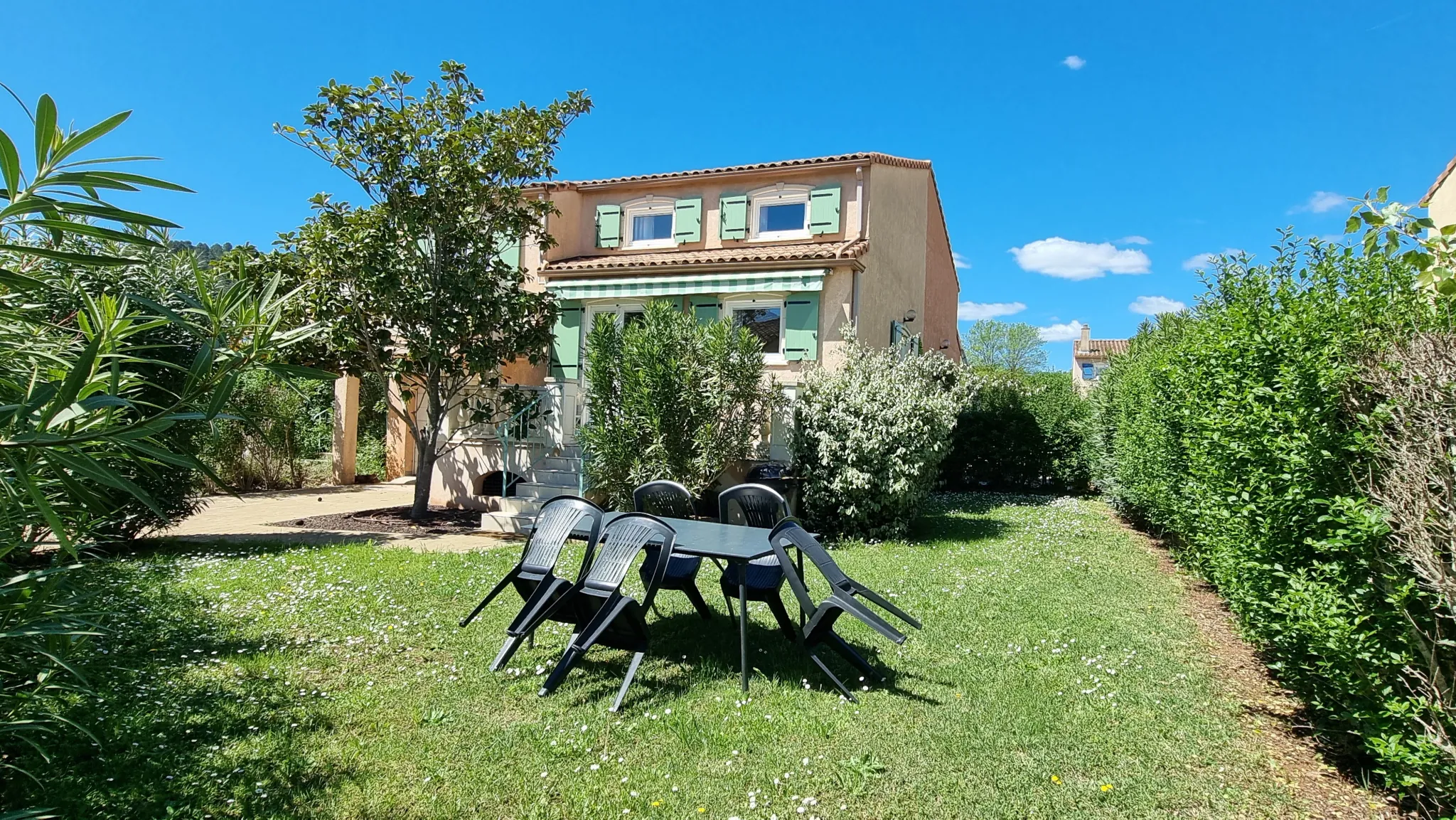 Villa provençale lumineuse avec 3 chambres dans domaine privé à Vidauban 