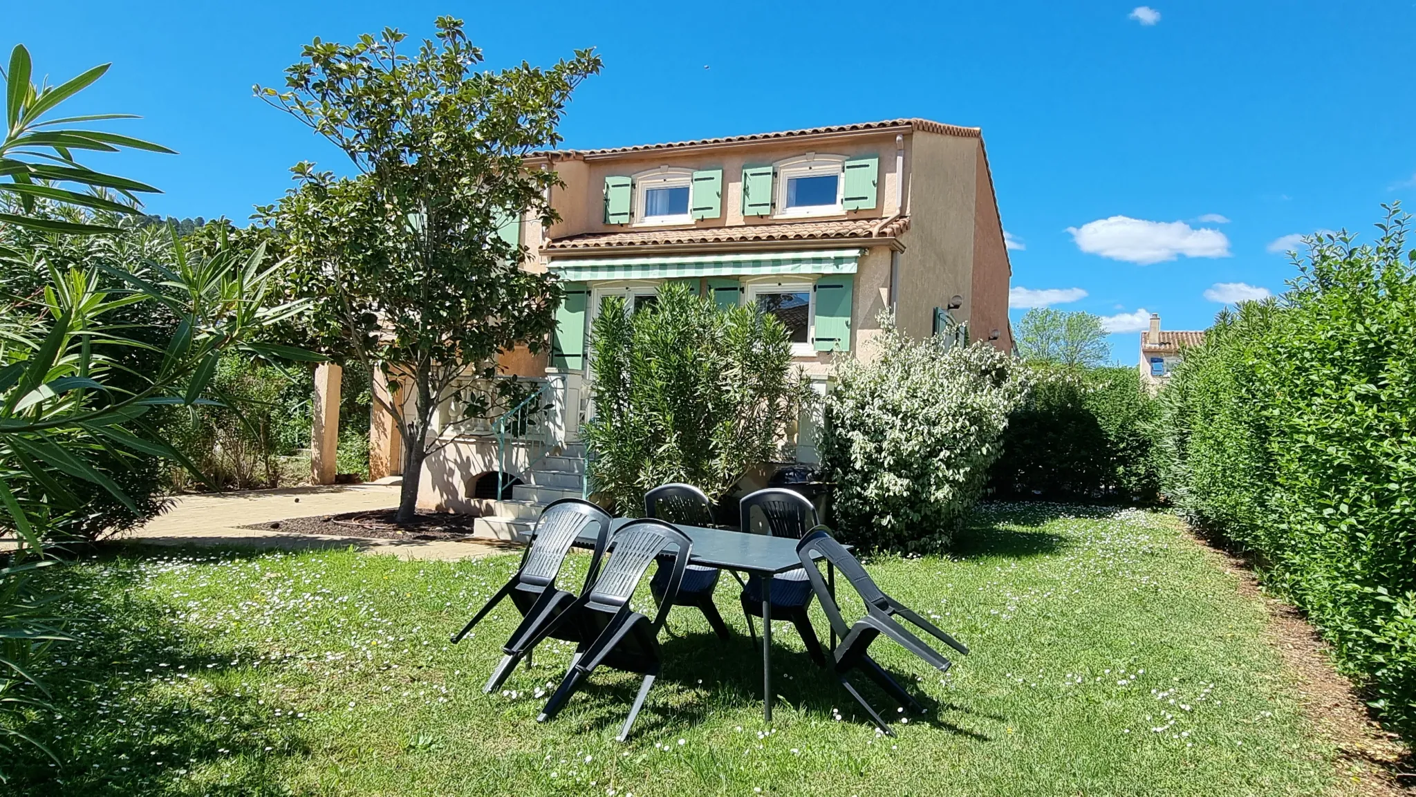 Villa provençale lumineuse avec 3 chambres dans domaine privé à Vidauban 