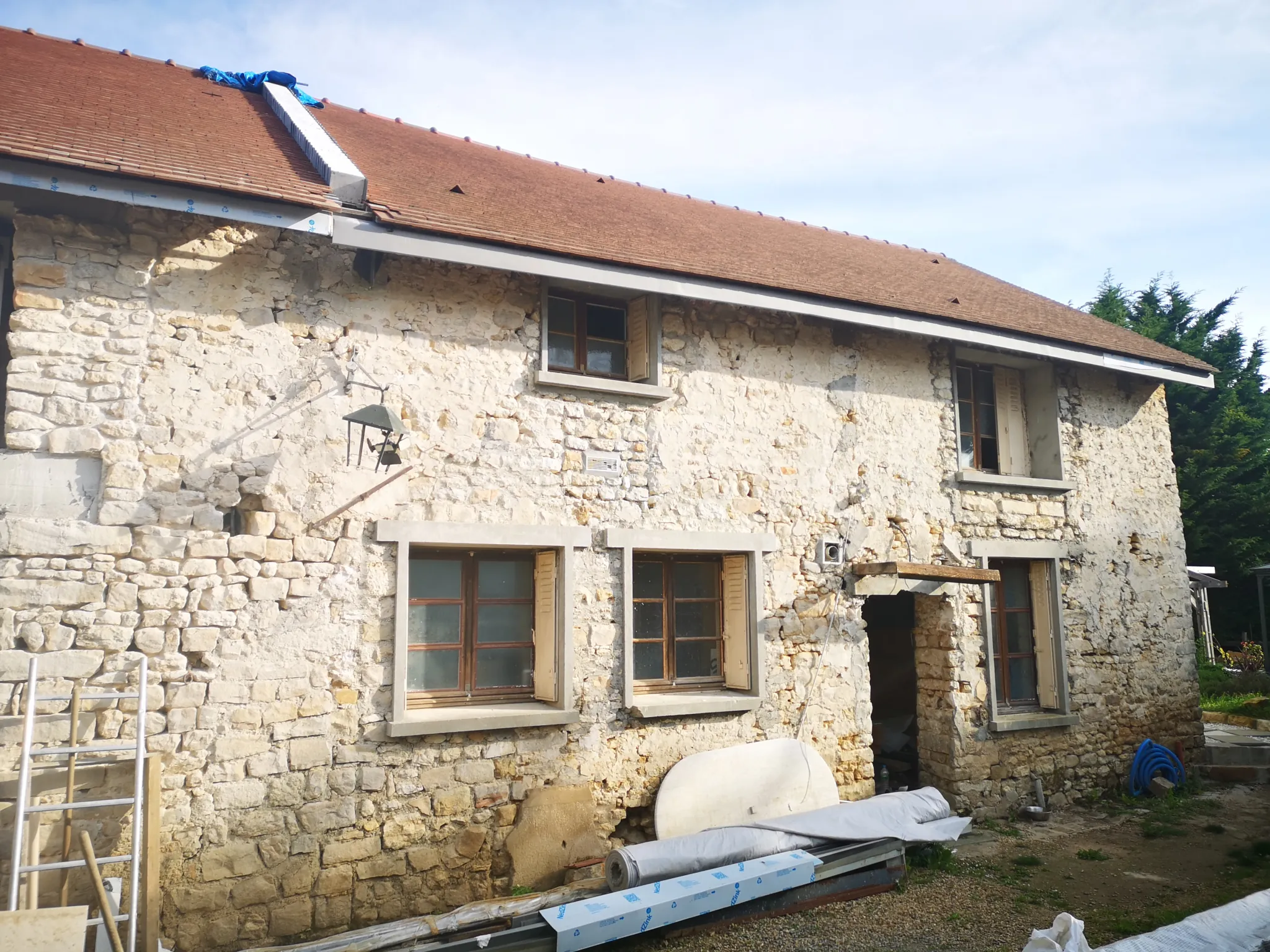 Corps de ferme à rénover près de La Ferté-Alais dans l'Essonne sur 2438 m² 