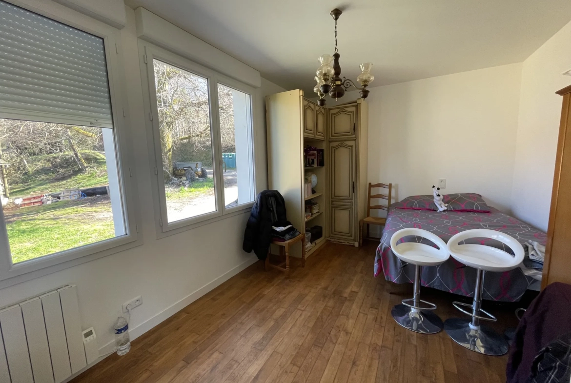 Ensemble immobilier de deux maisons à Chenailler-Mascheix avec terrain et vue panoramique 