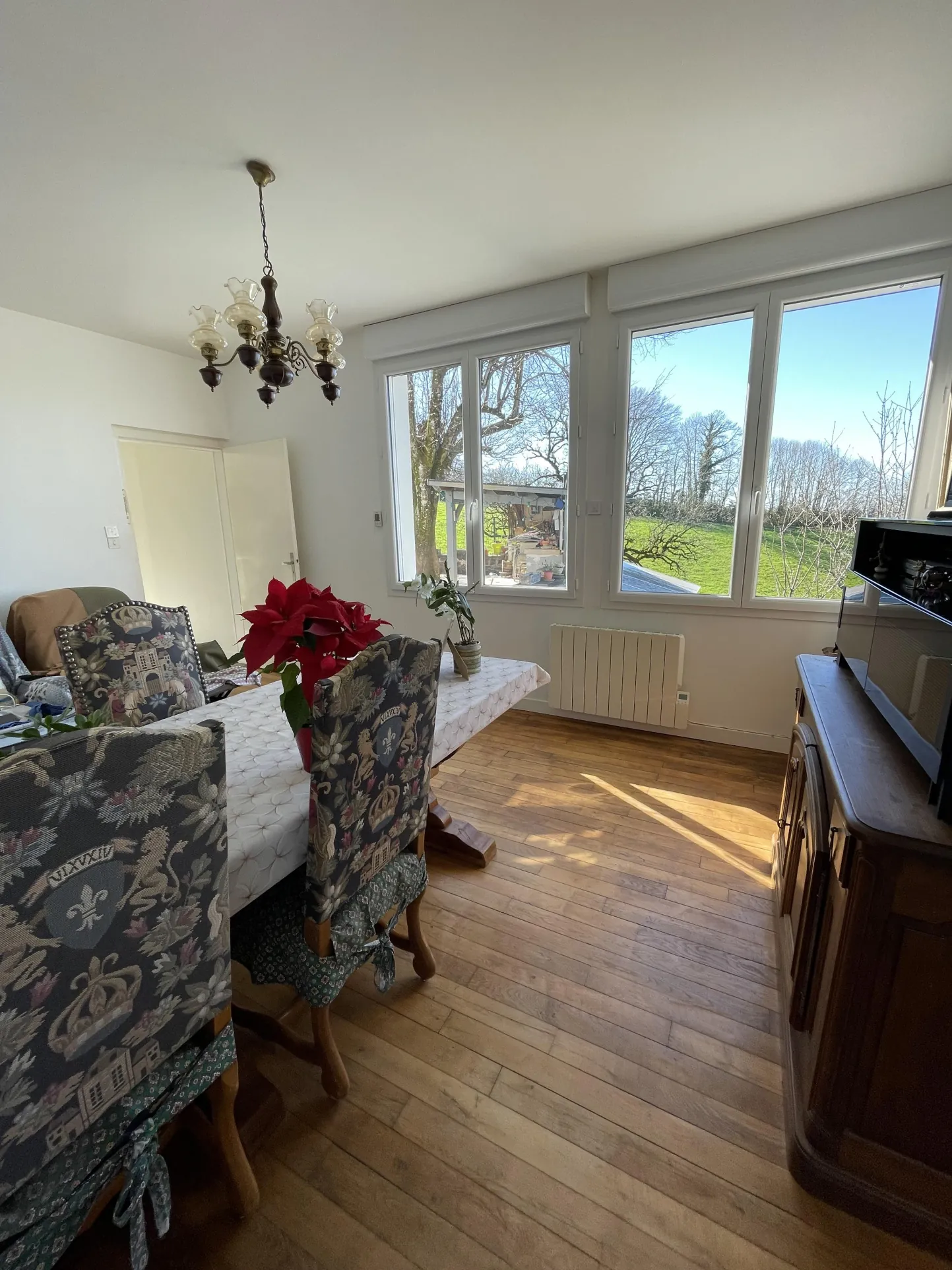 Ensemble immobilier de deux maisons à Chenailler-Mascheix avec terrain et vue panoramique 