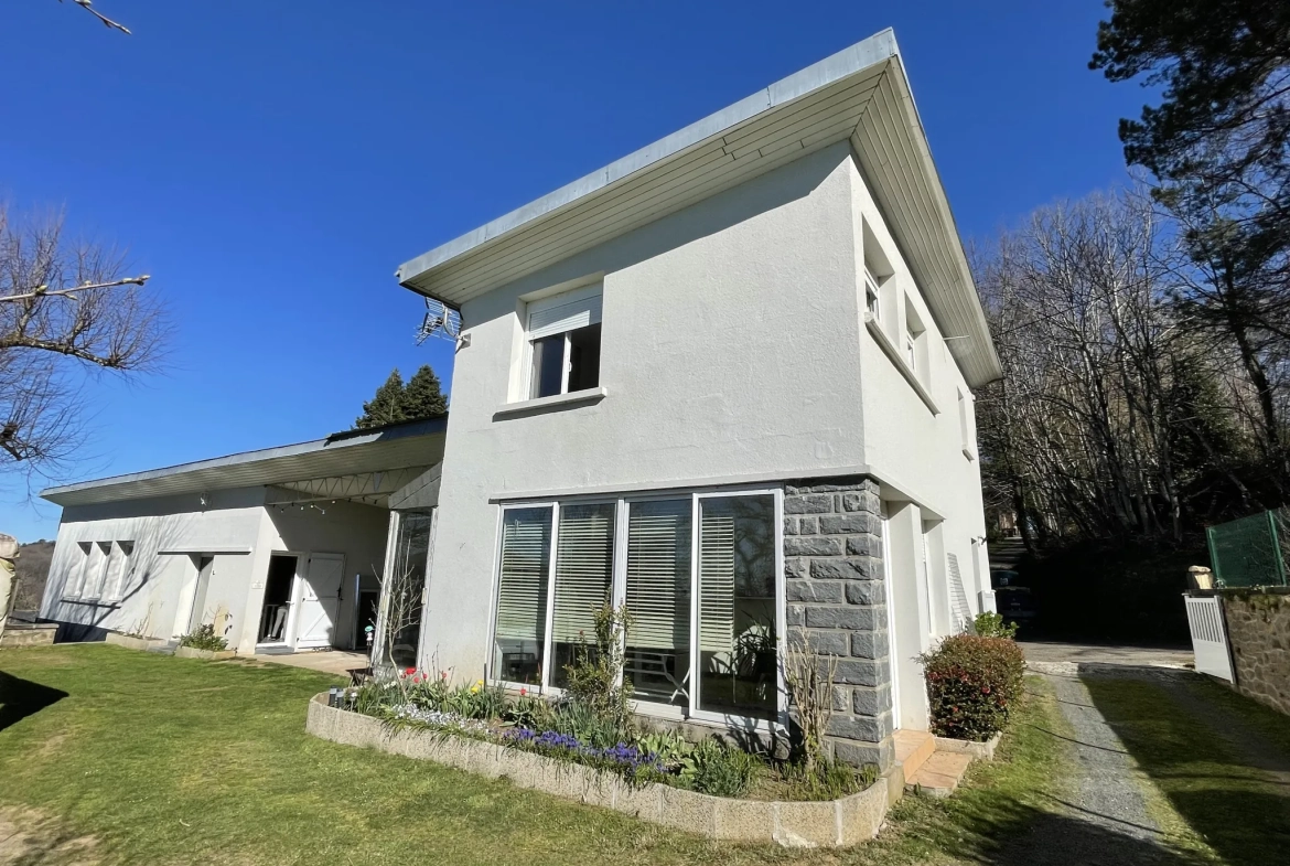 Ensemble immobilier de deux maisons à Chenailler-Mascheix avec terrain et vue panoramique 