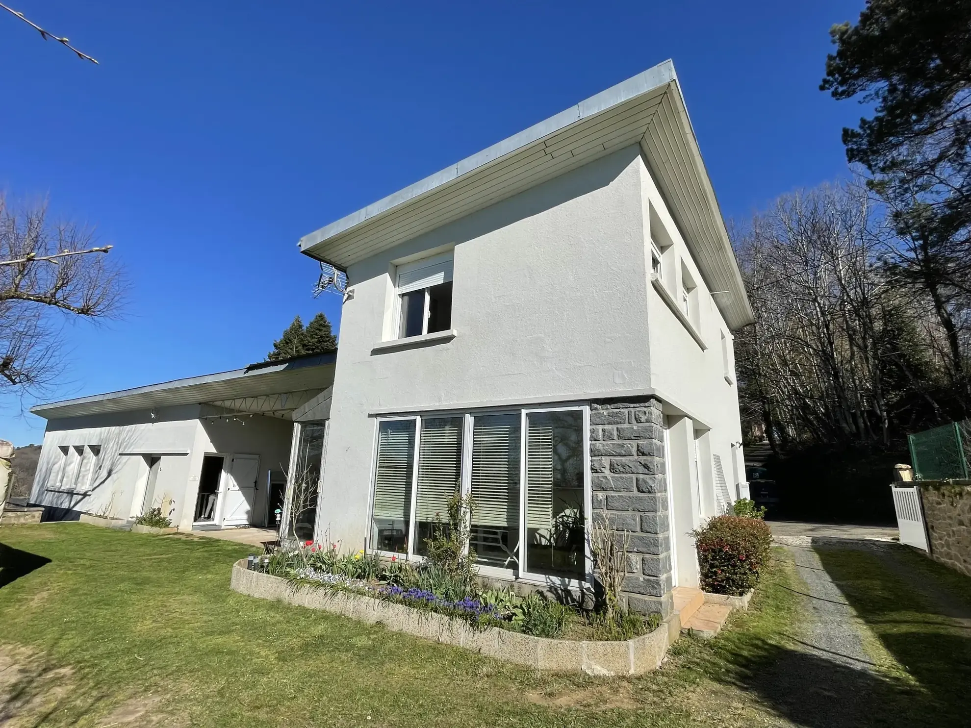 Ensemble immobilier de deux maisons à Chenailler-Mascheix avec terrain et vue panoramique 