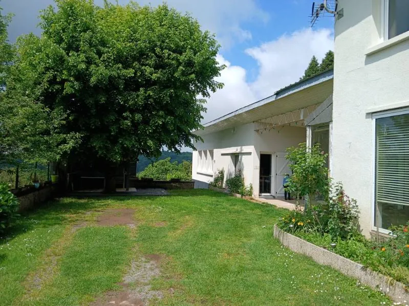 Ensemble immobilier de deux maisons à Chenailler-Mascheix avec terrain et vue panoramique 