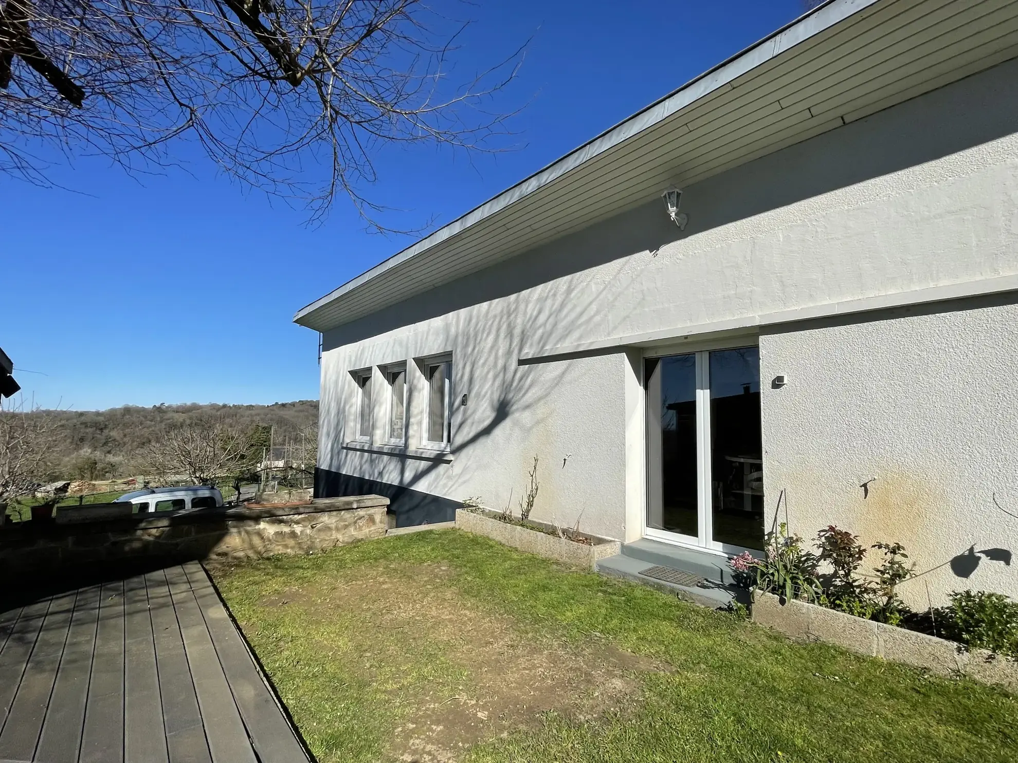 Ensemble immobilier de deux maisons à Chenailler-Mascheix avec terrain et vue panoramique 