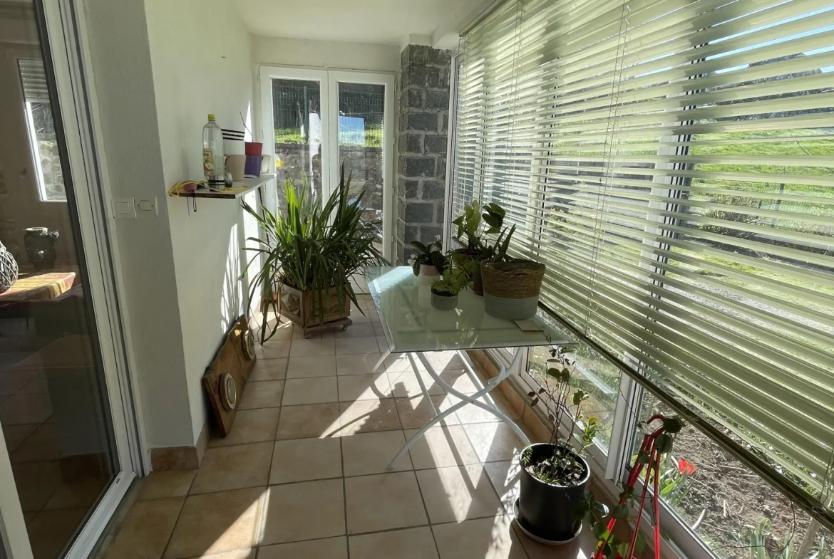 Ensemble immobilier de deux maisons à Chenailler-Mascheix avec terrain et vue panoramique 