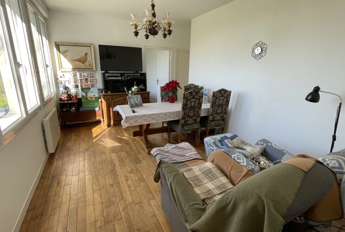 Ensemble immobilier de deux maisons à Chenailler-Mascheix avec terrain et vue panoramique 
