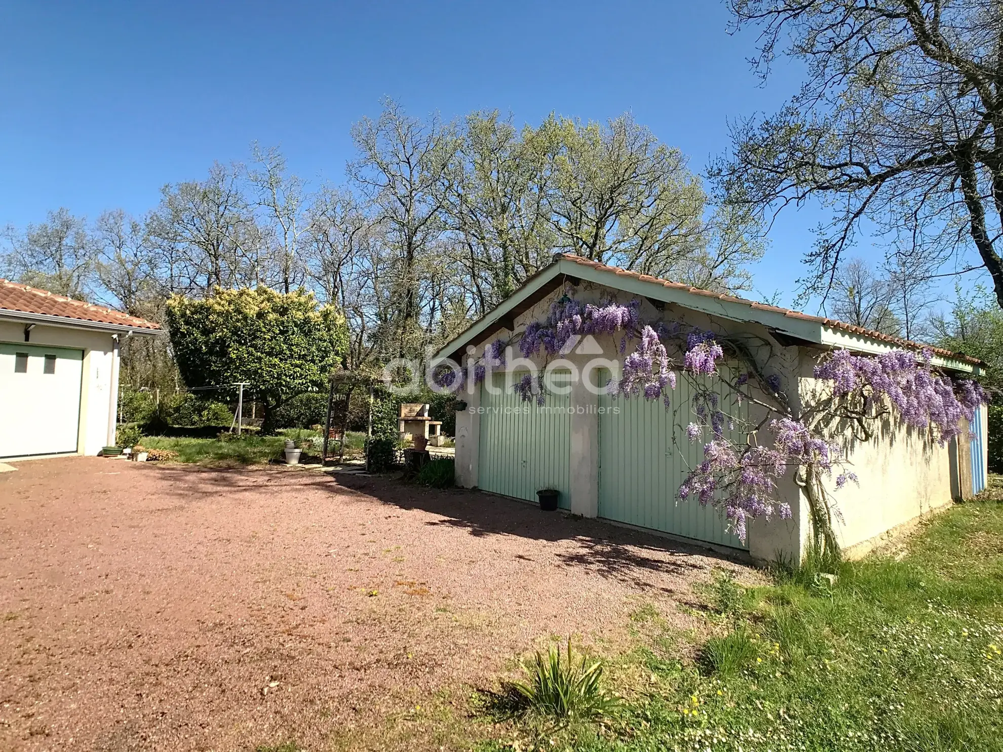 Maison de plain-pied à vendre à Puymoyen avec jardin et garage 