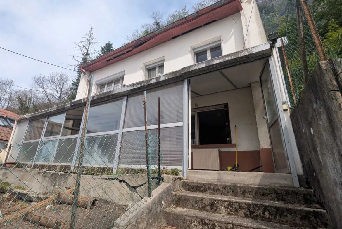 Maison à réhabiliter de 125 m2 à La Buisse, en Isère, avec jardin et parking 