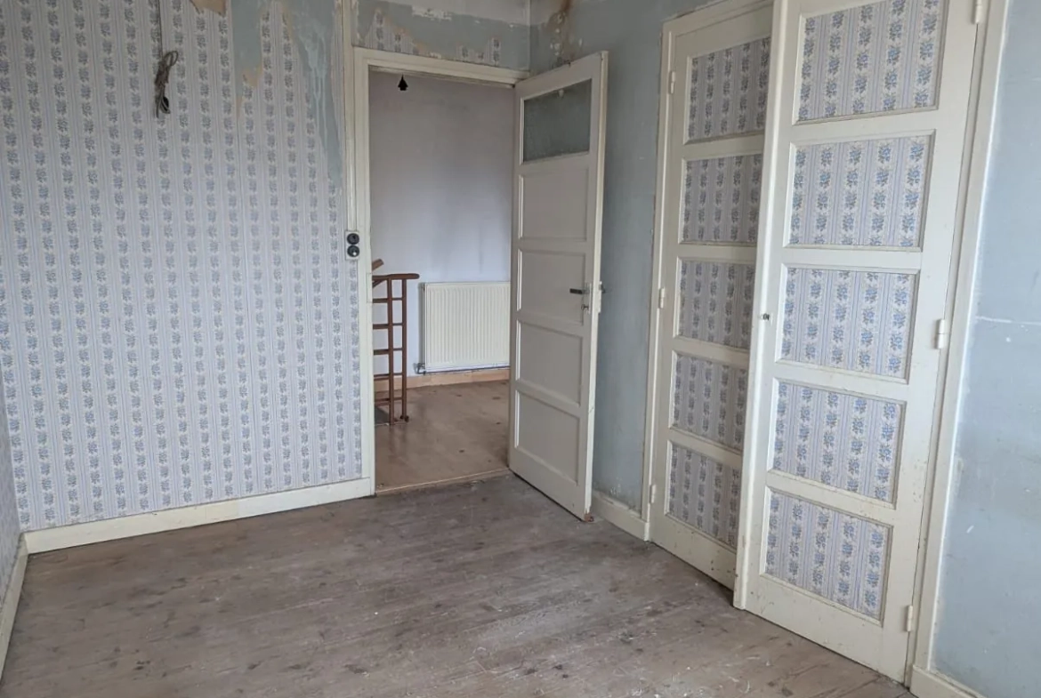Maison à réhabiliter de 125 m2 à La Buisse, en Isère, avec jardin et parking 