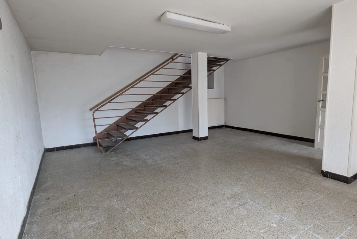 Maison à réhabiliter de 125 m2 à La Buisse, en Isère, avec jardin et parking 