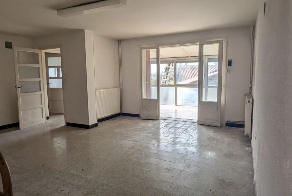 Maison à réhabiliter de 125 m2 à La Buisse, en Isère, avec jardin et parking 