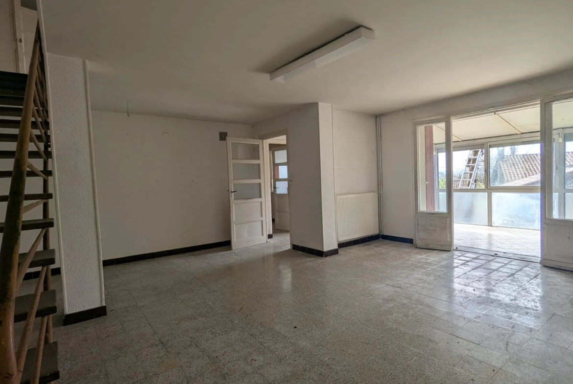 Maison à réhabiliter de 125 m2 à La Buisse, en Isère, avec jardin et parking 