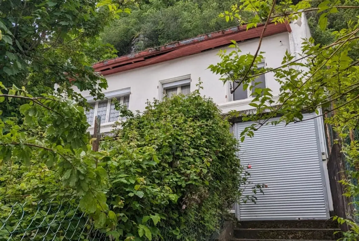 Maison à réhabiliter de 125 m2 à La Buisse, en Isère, avec jardin et parking 
