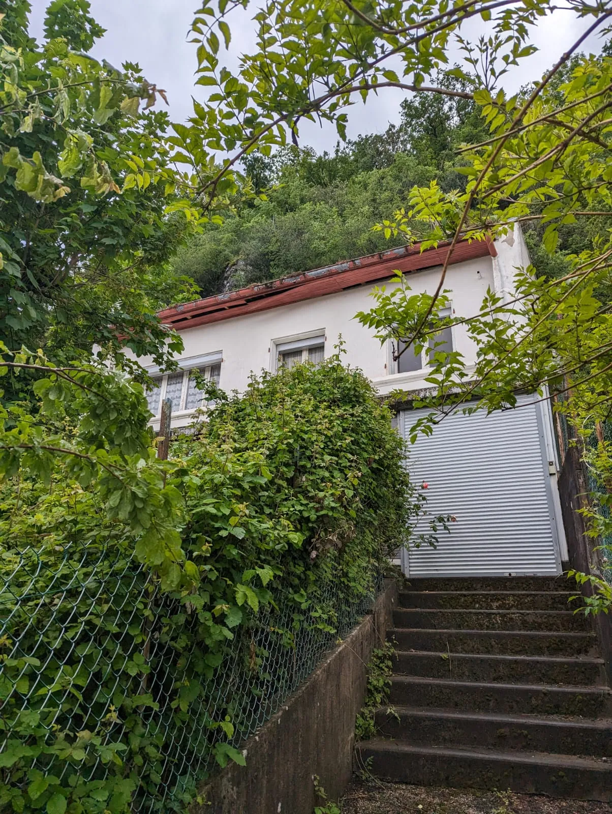 Maison à réhabiliter de 125 m2 à La Buisse, en Isère, avec jardin et parking 