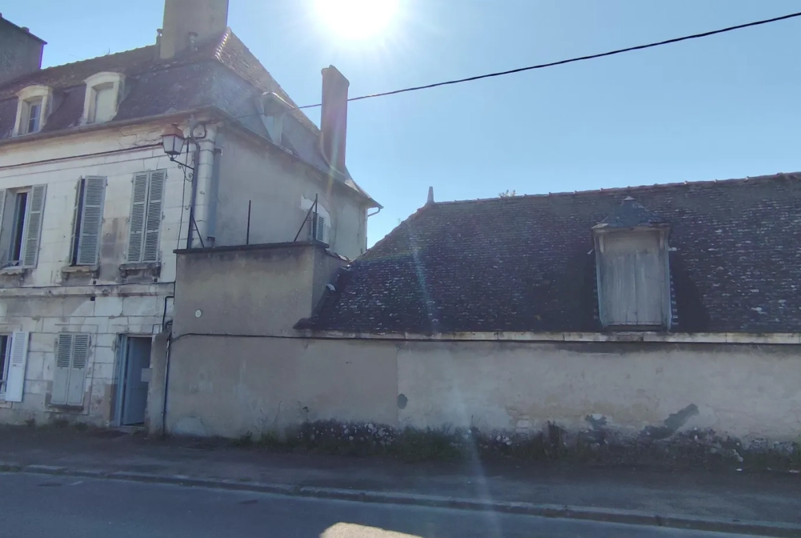 Immeuble de rapport à Tonnerre avec jardin, dépendances et potentiel de rénovation 