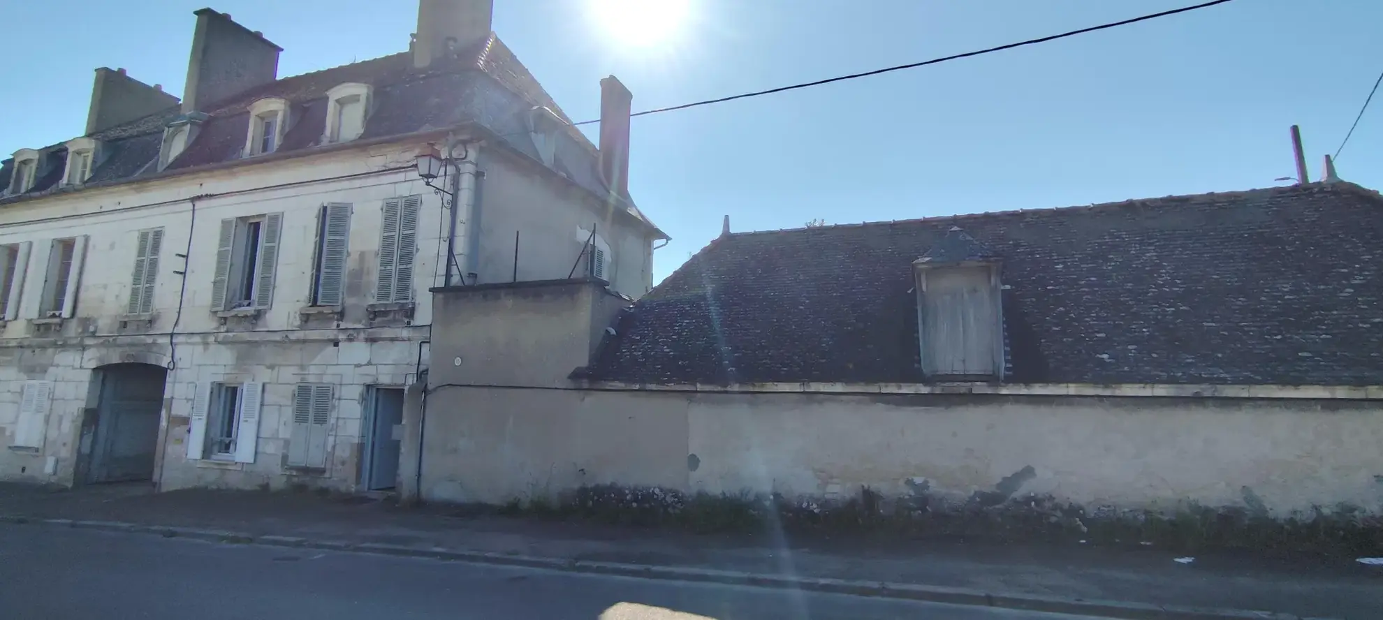 Immeuble de rapport à Tonnerre avec jardin, dépendances et potentiel de rénovation 
