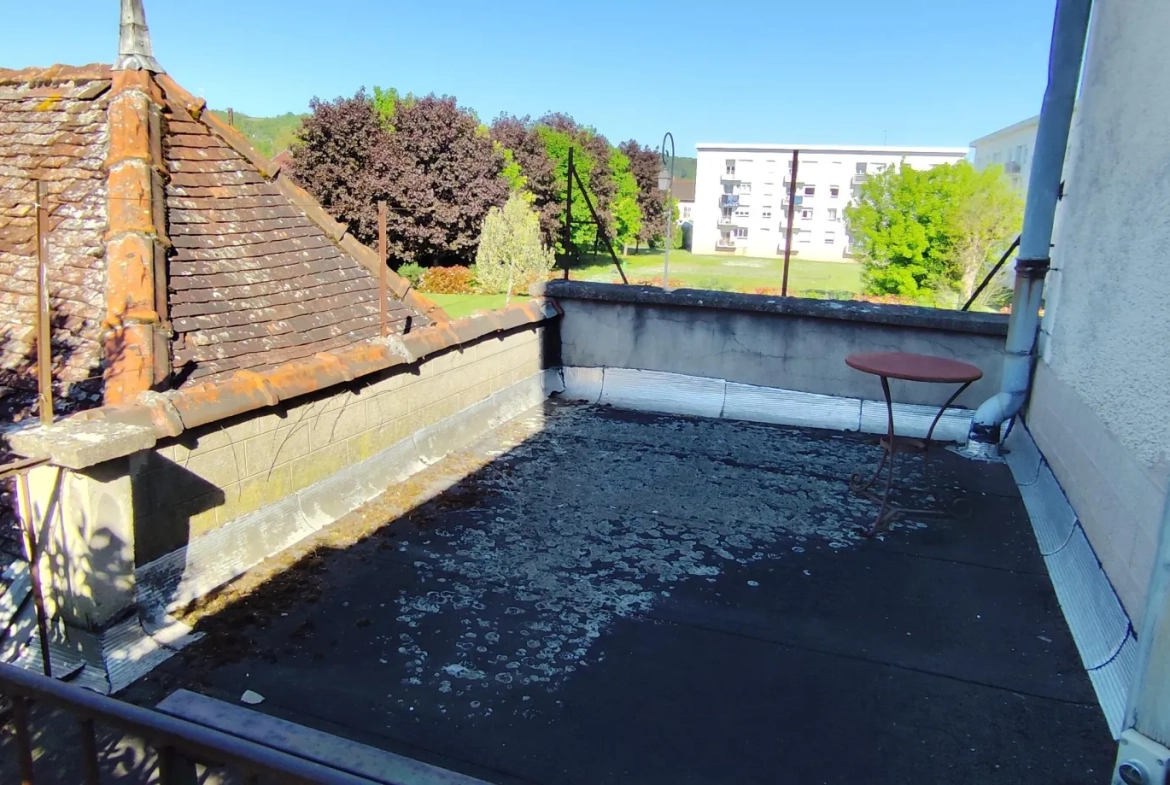 Immeuble de rapport à Tonnerre avec jardin, dépendances et potentiel de rénovation 