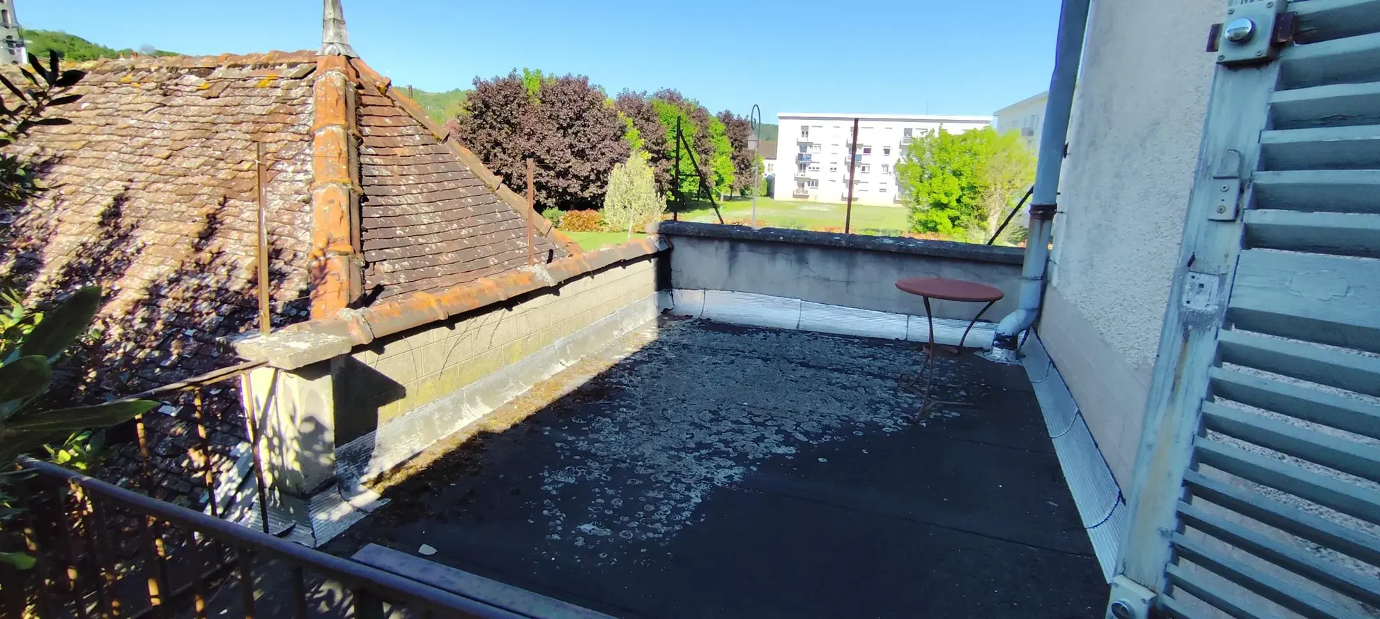 Immeuble de rapport à Tonnerre avec jardin, dépendances et potentiel de rénovation 