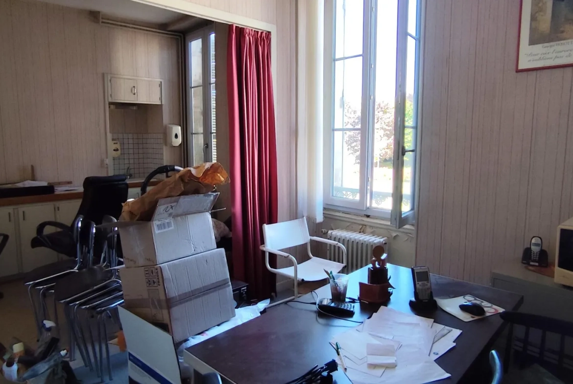 Immeuble de rapport à Tonnerre avec jardin, dépendances et potentiel de rénovation 