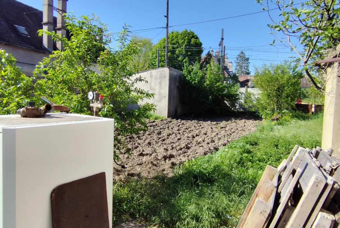 Immeuble de rapport à Tonnerre avec jardin, dépendances et potentiel de rénovation 