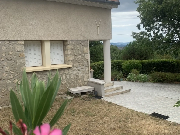 Charmante villa avec jardin et vue panoramique à Chassiers (07110)