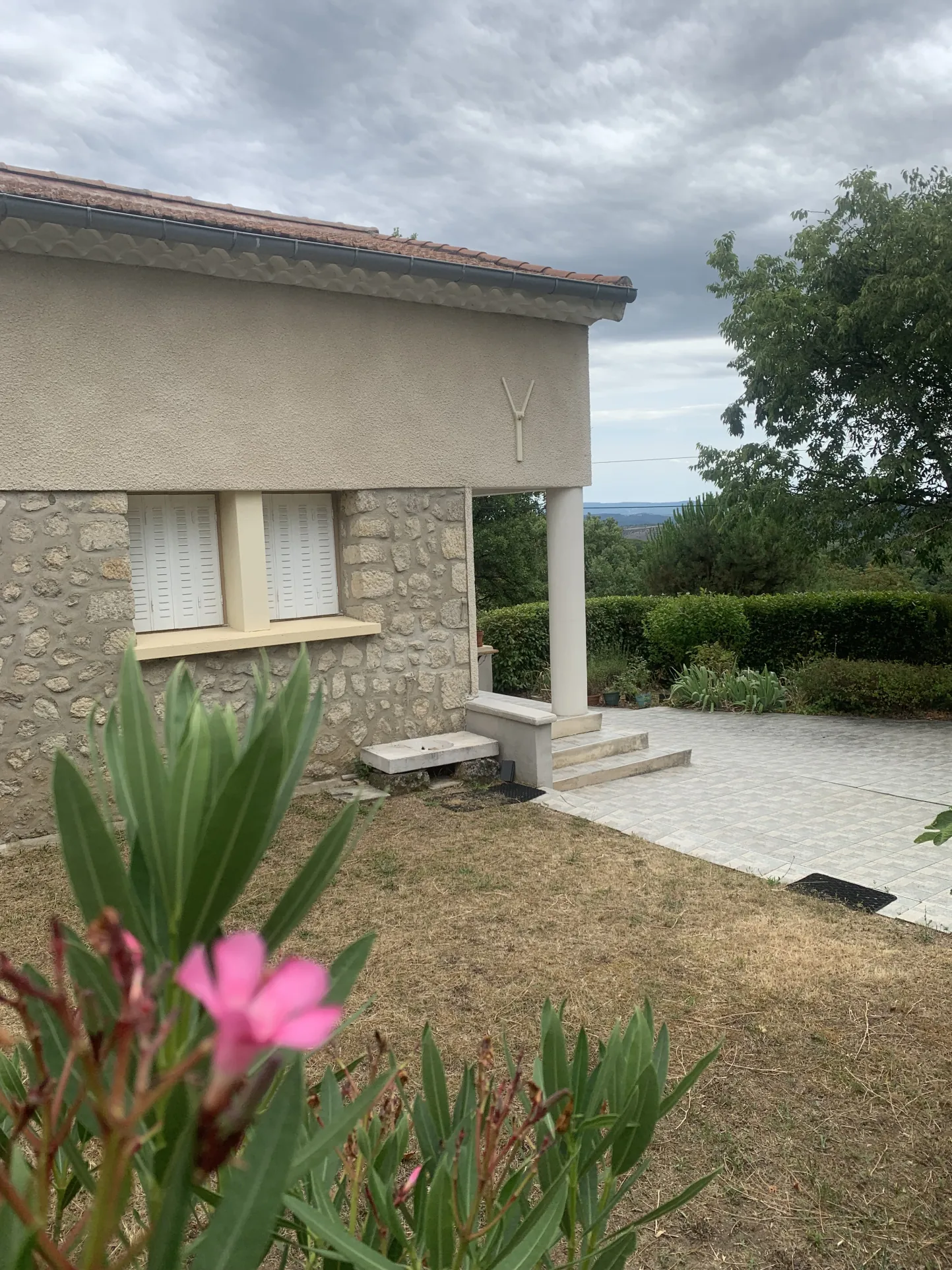 Charmante villa avec jardin et vue panoramique à Chassiers (07110) 