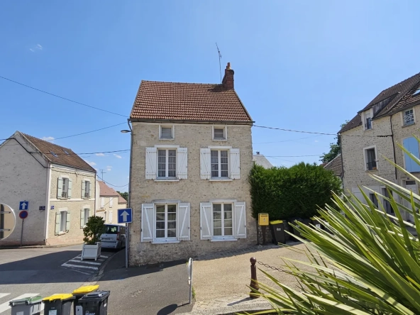 Maison de village en pierre à Méréville avec fort potentiel de rénovation