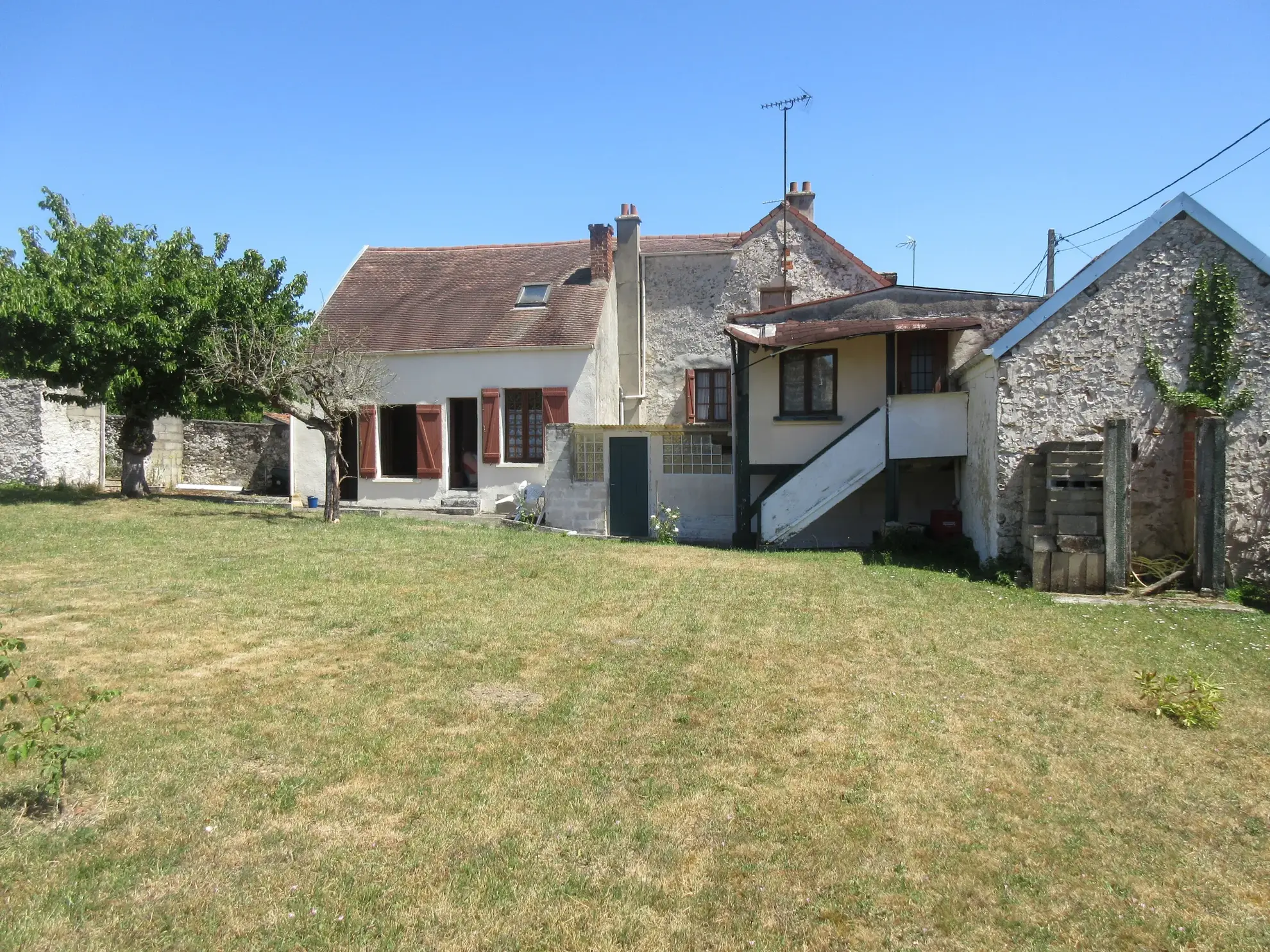 À vendre maison briarde à Jouy-sur-Morin - 171 m² à rénover, grand terrain 