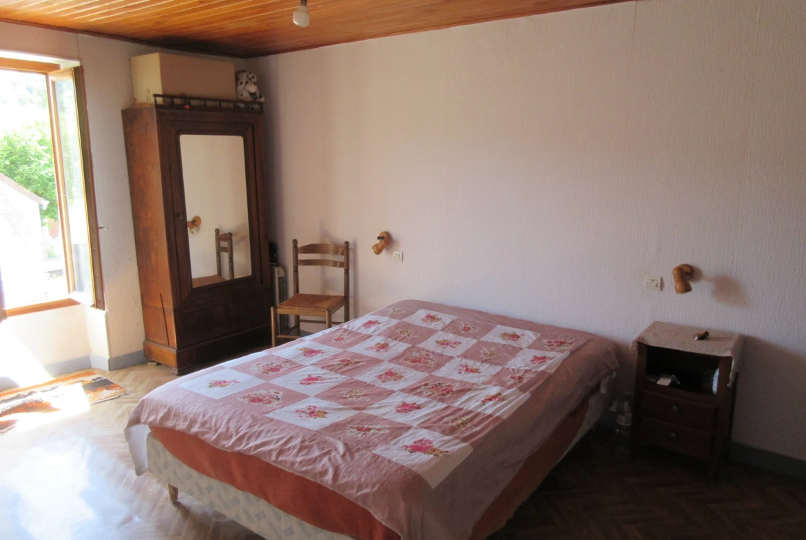 À vendre maison briarde à Jouy-sur-Morin - 171 m² à rénover, grand terrain 
