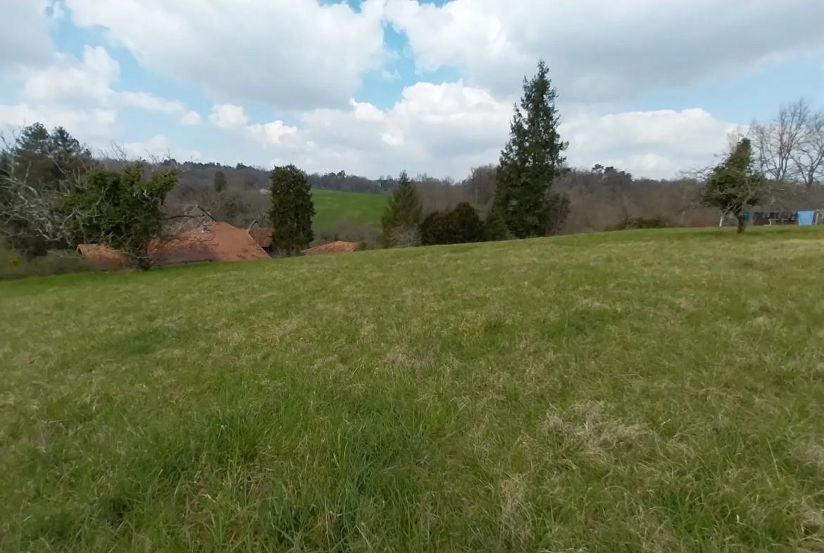 Maison de village avec 3 chambres et grand terrain dans le Périgord Vert 