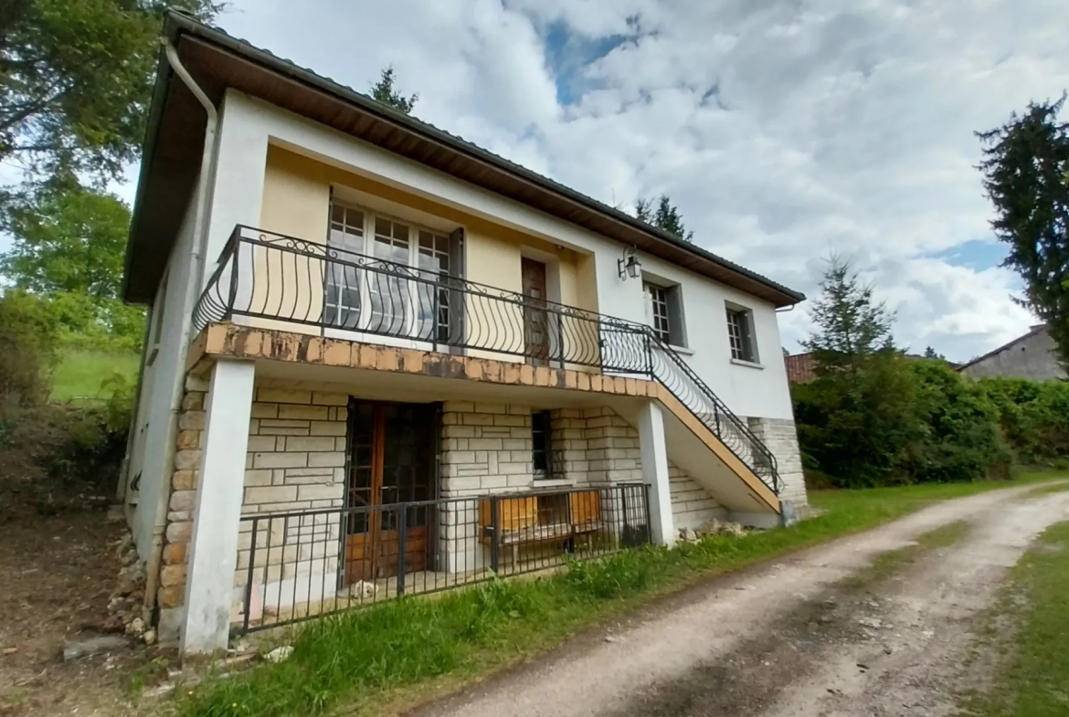Maison de village avec 3 chambres et grand terrain dans le Périgord Vert 