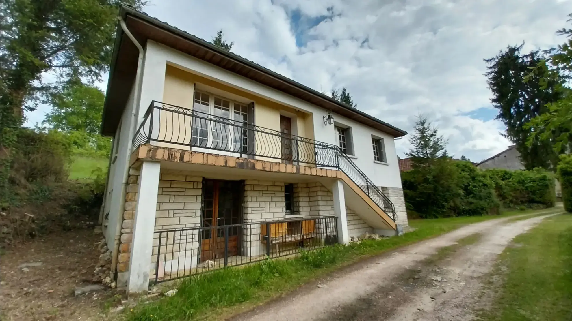 Maison de village avec 3 chambres et grand terrain dans le Périgord Vert 
