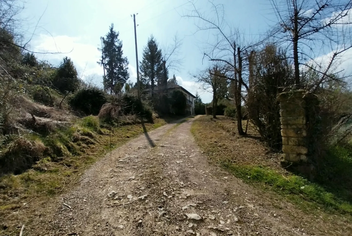 Maison de village avec 3 chambres et grand terrain dans le Périgord Vert 