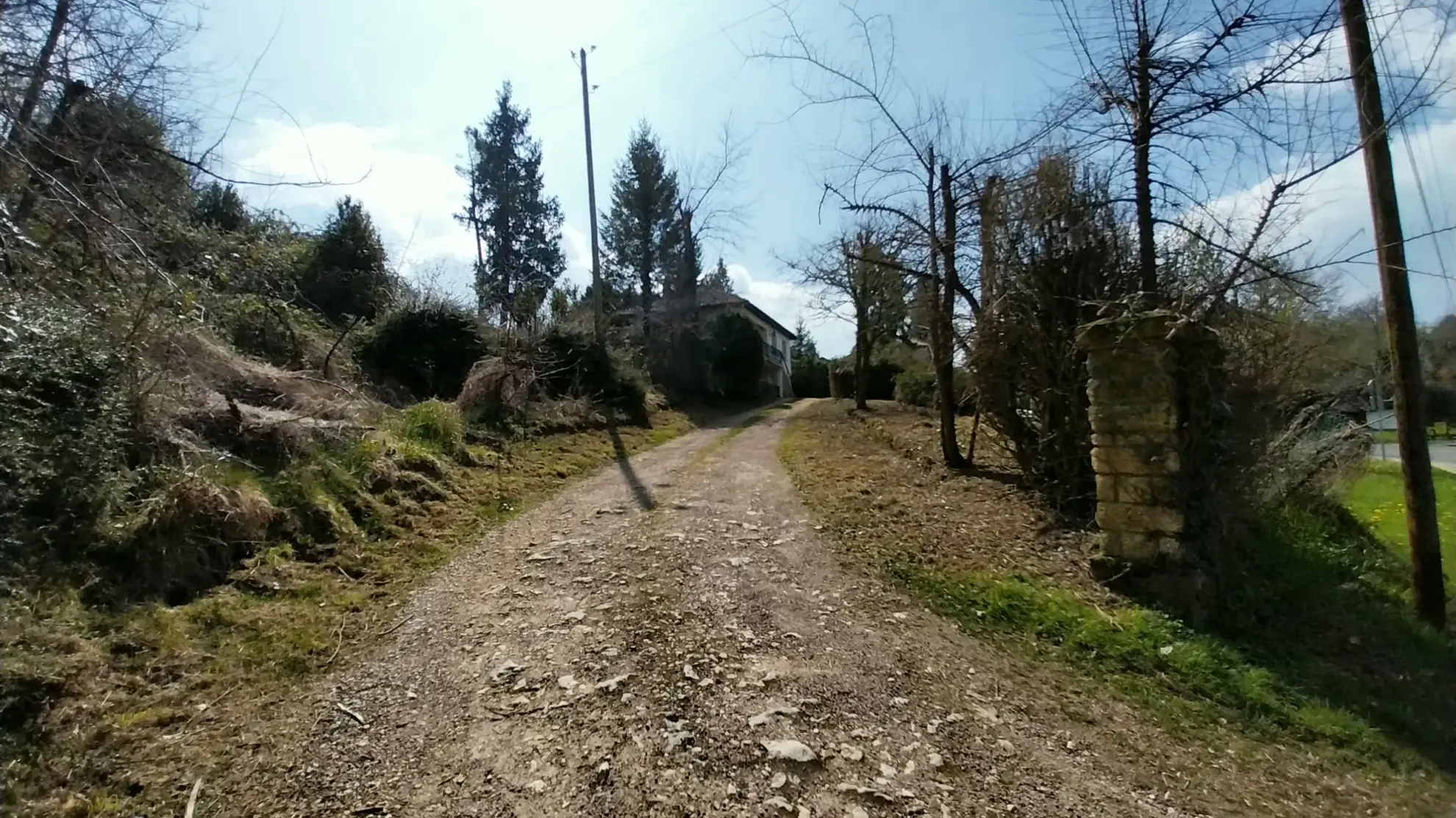 Maison de village avec 3 chambres et grand terrain dans le Périgord Vert 