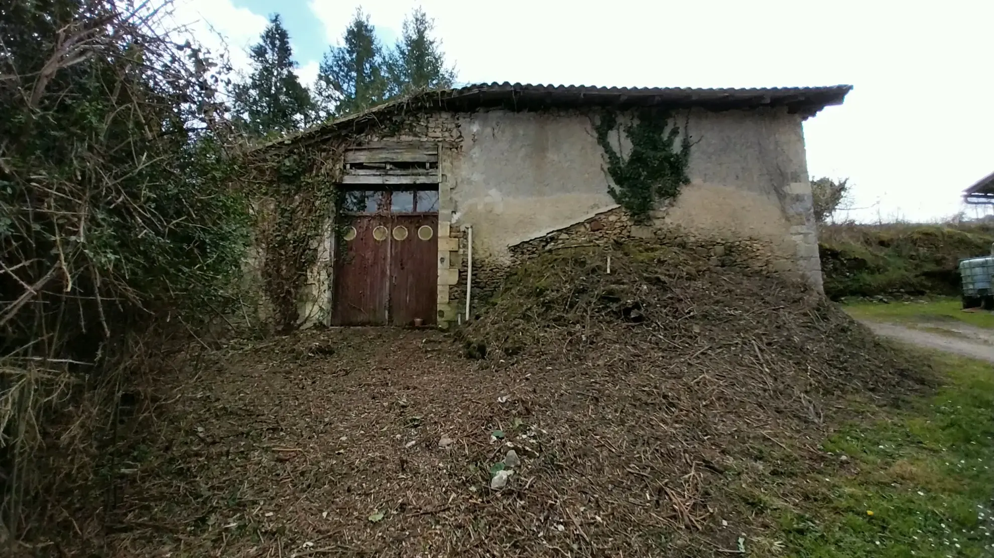Maison de village avec 3 chambres et grand terrain dans le Périgord Vert 