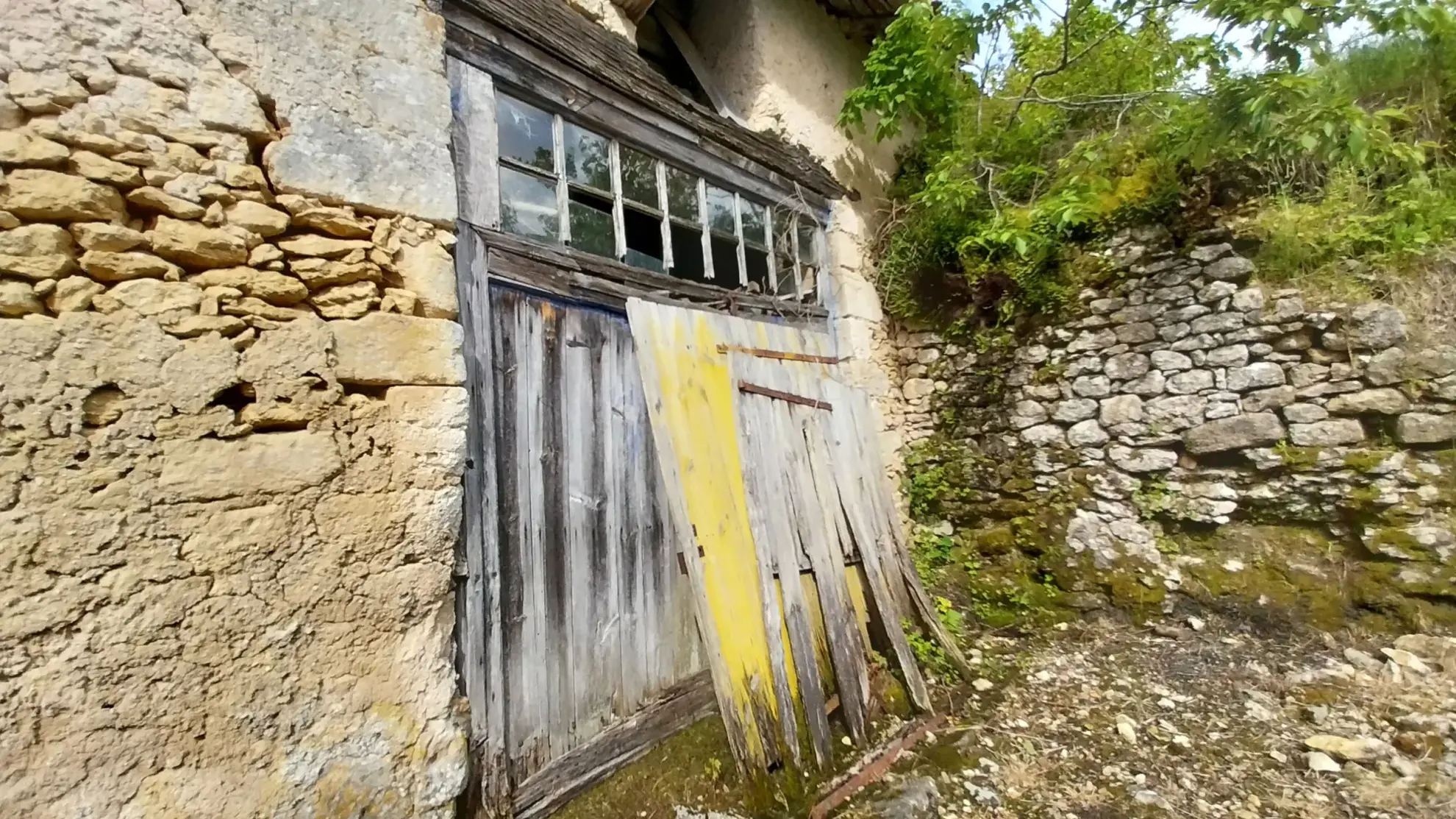 Maison de village avec 3 chambres et grand terrain dans le Périgord Vert 