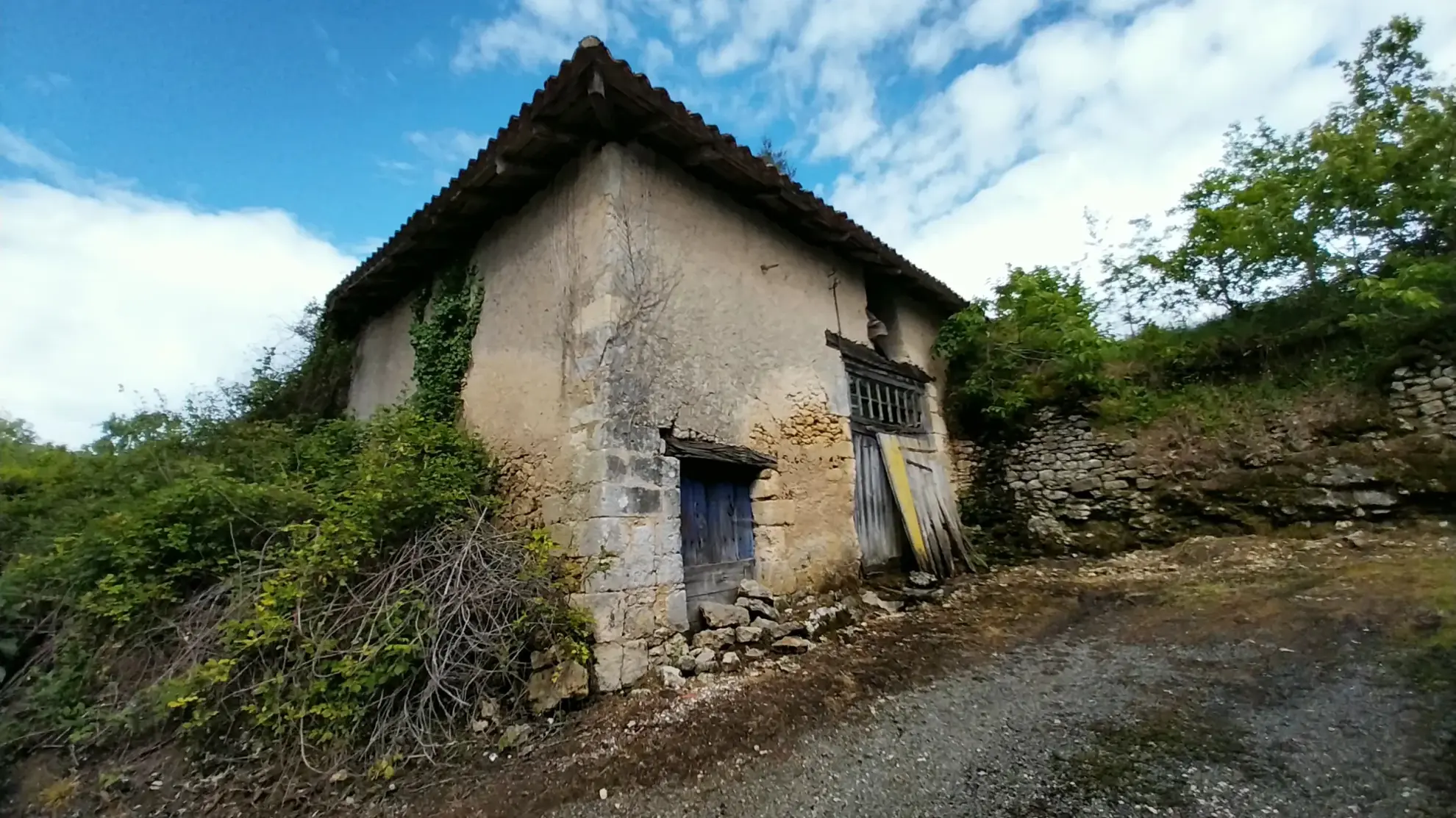 Maison de village avec 3 chambres et grand terrain dans le Périgord Vert 