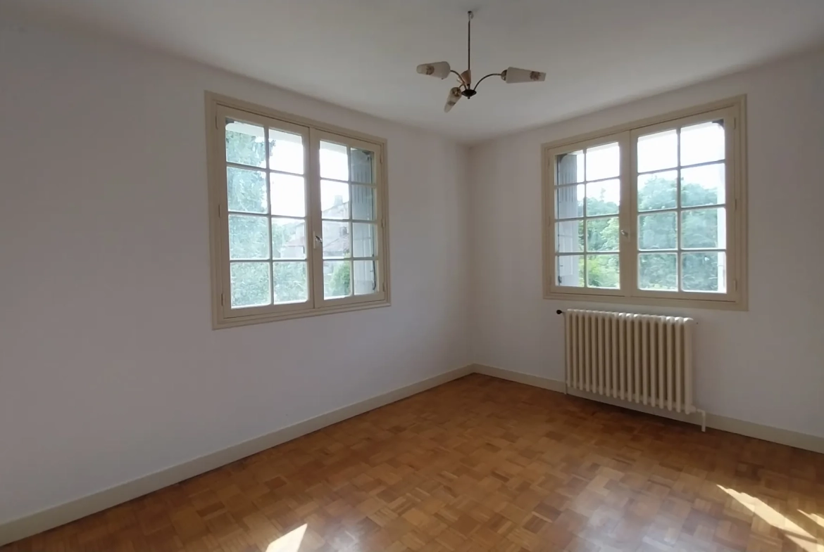 Maison de village avec 3 chambres et grand terrain dans le Périgord Vert 