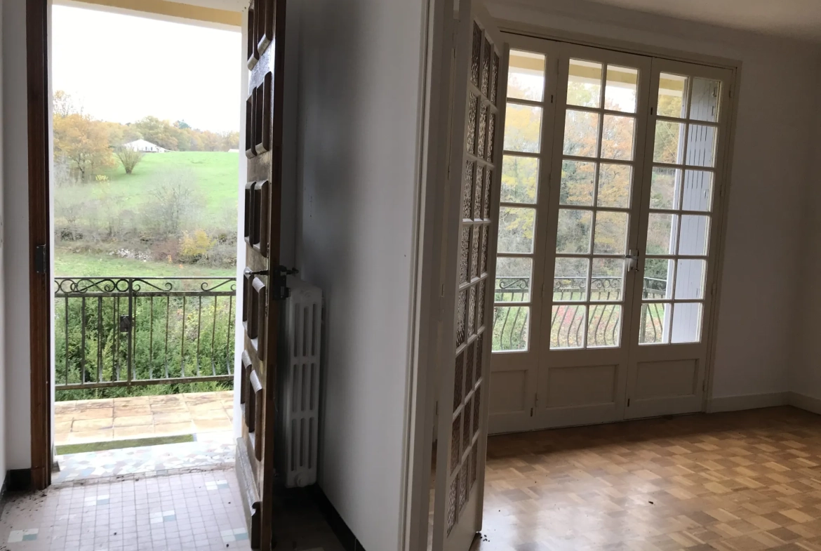Maison de village avec 3 chambres et grand terrain dans le Périgord Vert 
