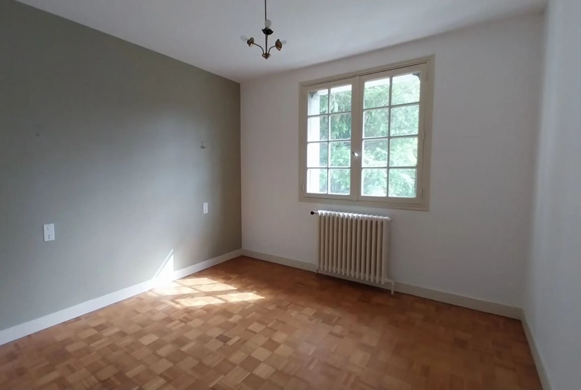 Maison de village avec 3 chambres et grand terrain dans le Périgord Vert 