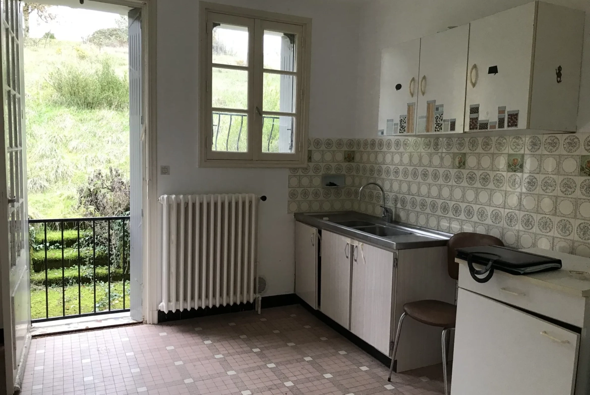 Maison de village avec 3 chambres et grand terrain dans le Périgord Vert 